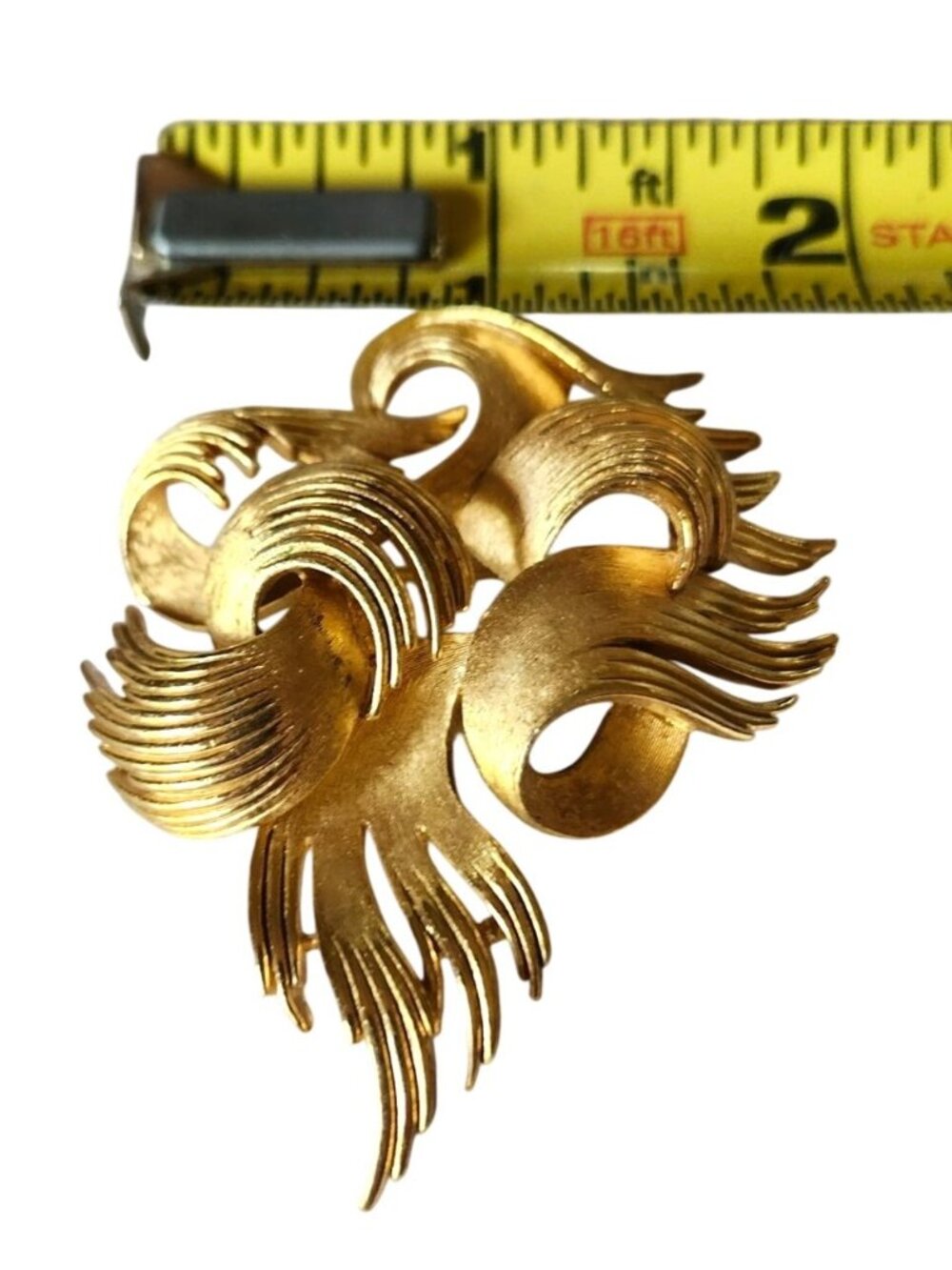 Crown Trifari Vintage 1960 Gold-Tone Abstract Ribbon Brooch Signed 2.5" Elegant - Picture 5 of 6